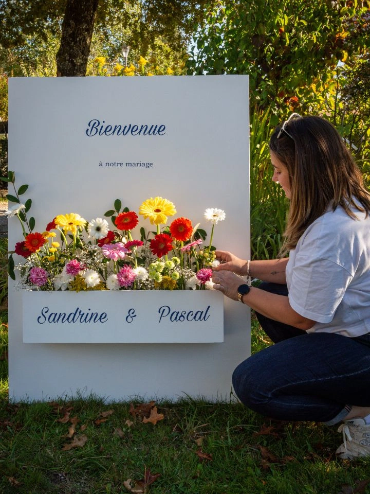 décoration mariage fleurs panneau bienvenue